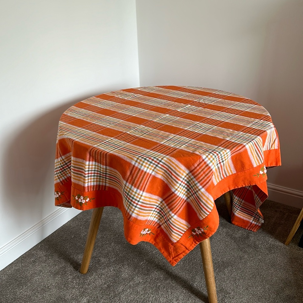 Romanian tablecloth w. napkins/placemat, mitten and hot plate support.